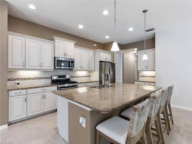 The Large Island/ Breakfast Bar