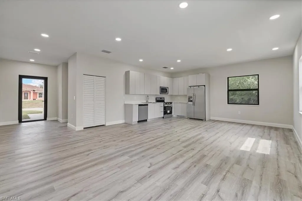 923 16th TER, Cape Coral, FL 33909,225062302