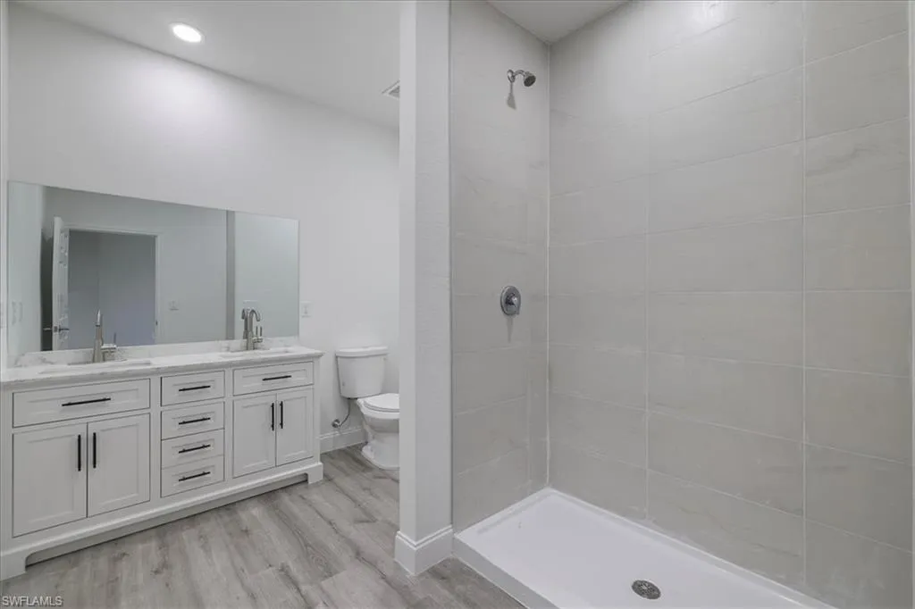 923 16th TER, Cape Coral, FL 33909,225062302