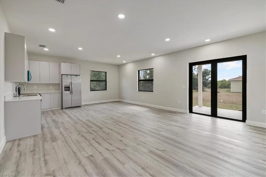 923 16th TER, Cape Coral, FL 33909,225062302