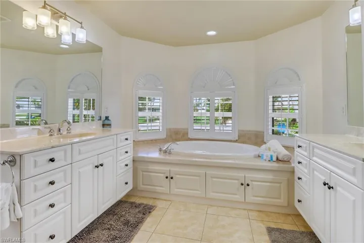 4221 Se 9th Ave, Cape Coral Fl 33904