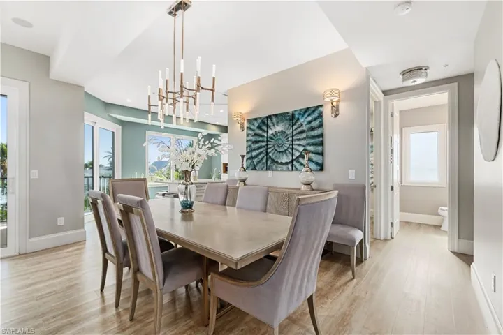 Dining for 8, bring the friends and family