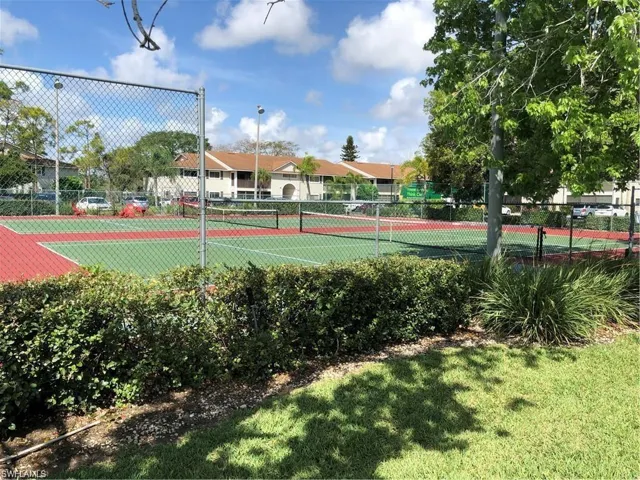 Summerlin Woods has tennis courts too.