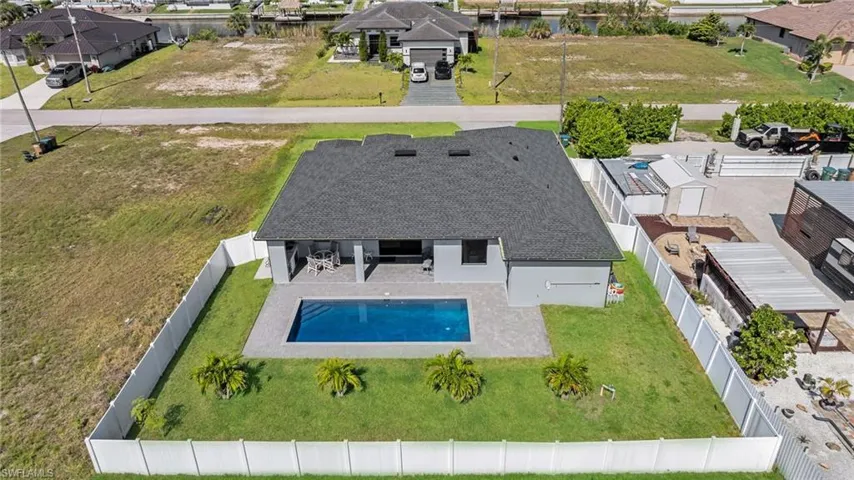 Birds eye view of property featuring a residential view