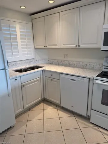 37 High Point Cir E 307, Naples, Florida 34103