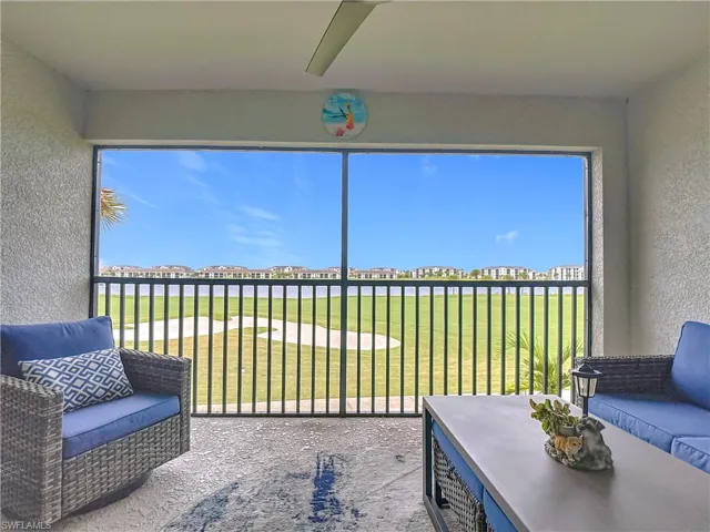 Sunroom / solarium with view of golf course