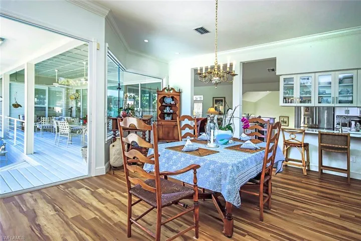 Spacious_dining_room_