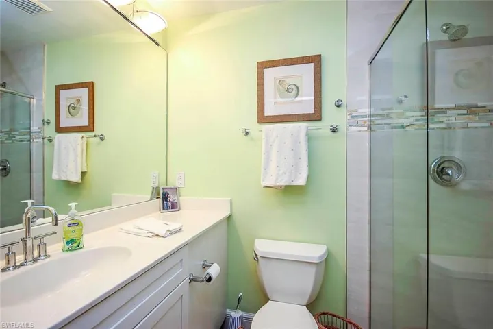 Bathroom_attached_to_the_DenOffice