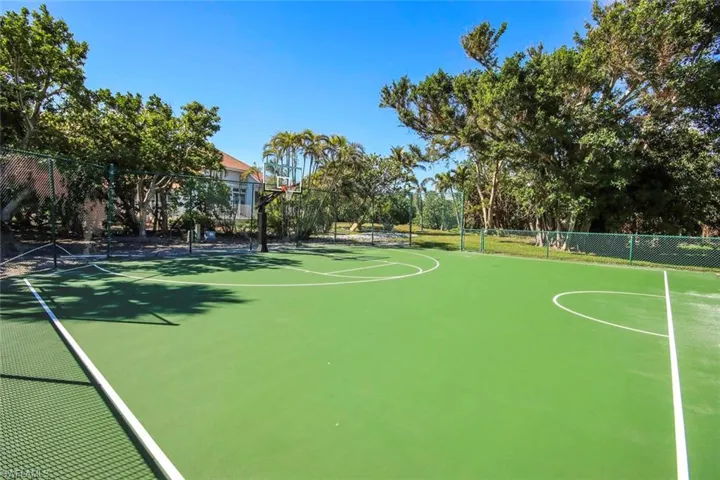 Basketball_half_court