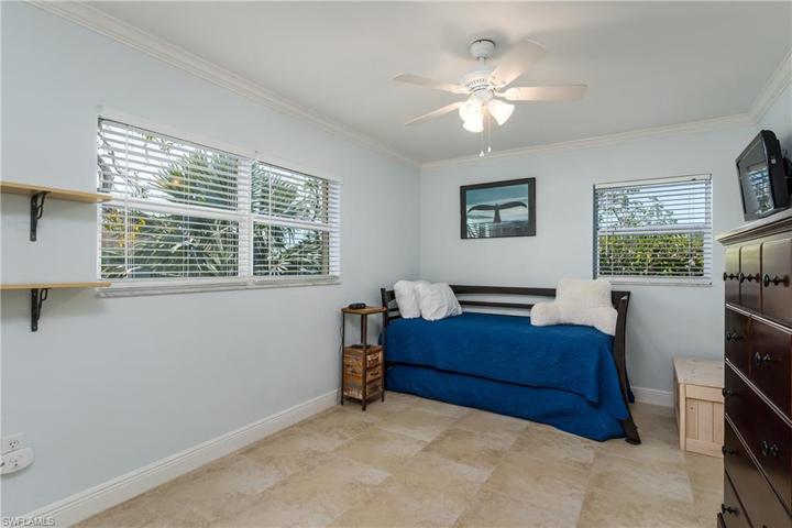 BR#2 HAS 2 LARGE PICTURE WINDOWS