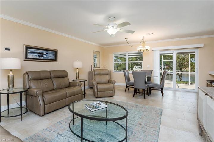 LIGHT & BRIGHT LIVING AREA