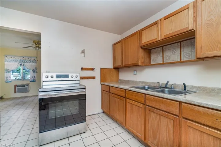 Kitchen with Stainless Steel Stove/Over