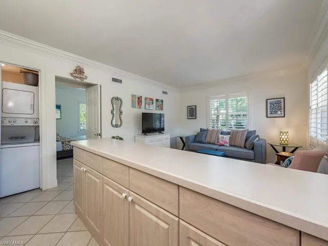 980  7th S AVE, Naples, FL 34102