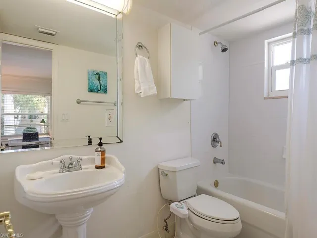 980  7th S AVE, Naples, FL 34102