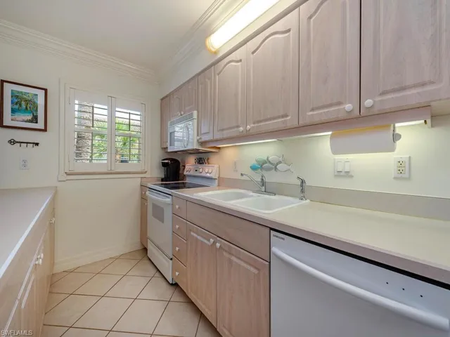 980  7th S AVE, Naples, FL 34102