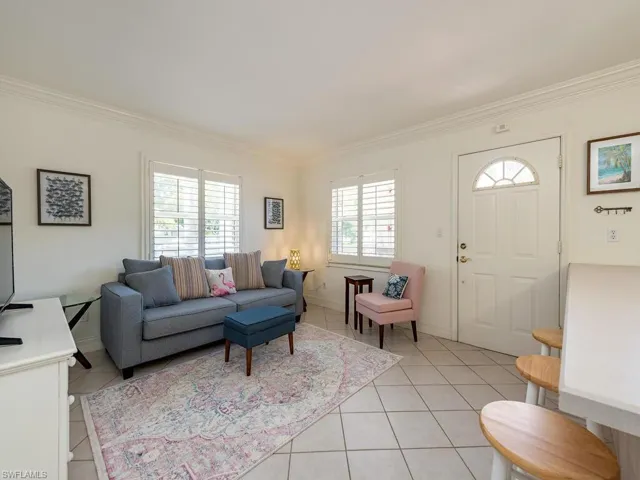 980  7th S AVE, Naples, FL 34102