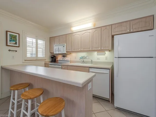 980  7th S AVE, Naples, FL 34102