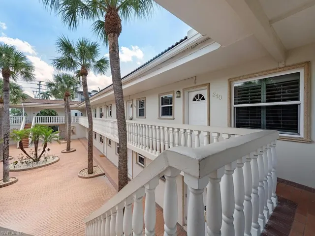 980  7th S AVE, Naples, FL 34102