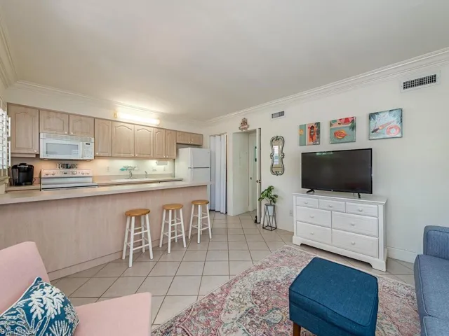 980  7th S AVE, Naples, FL 34102