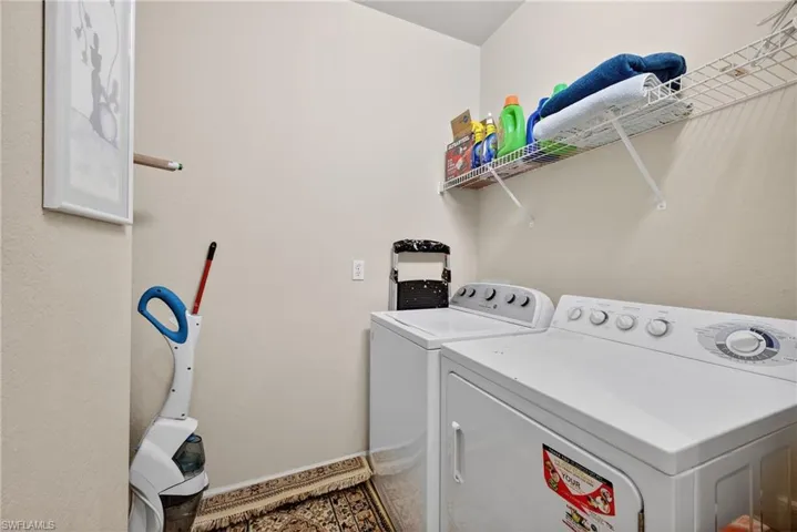 Laundry room with independent washer and dryer and baseboards