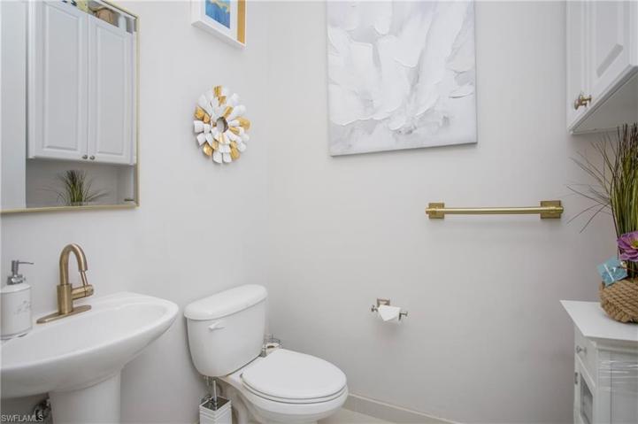 Half bathroom 1