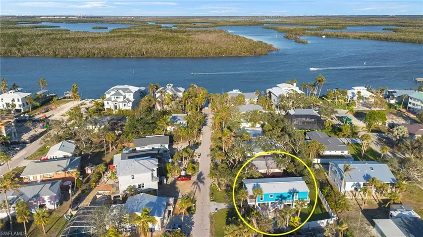Coconut Dr has both Bay access and Beach access!! This is how close!!