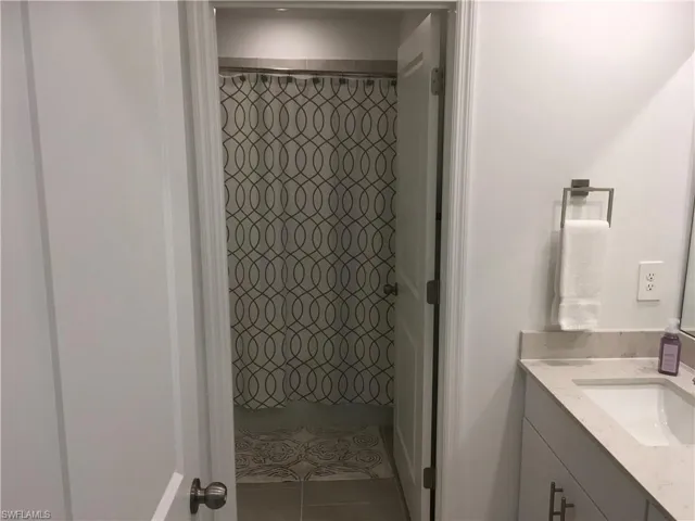 SEPERATE SHOWER/TUB AREA