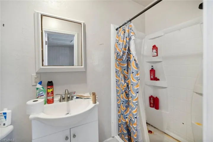 Full bathroom featuring vanity, toilet, and shower / tub combo