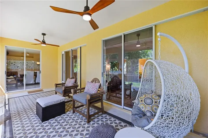 Sunroom / solarium with ceiling fan