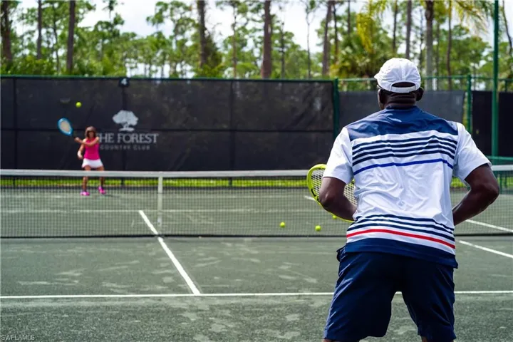 6 Har-Tru Tennis Courts- Pickleball has It's Own Courts