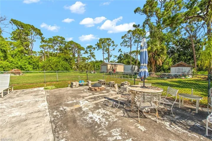 Outdoor fire pit