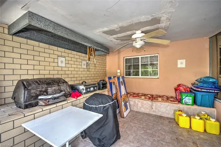 Outdoor Kitchen/ BBQ area