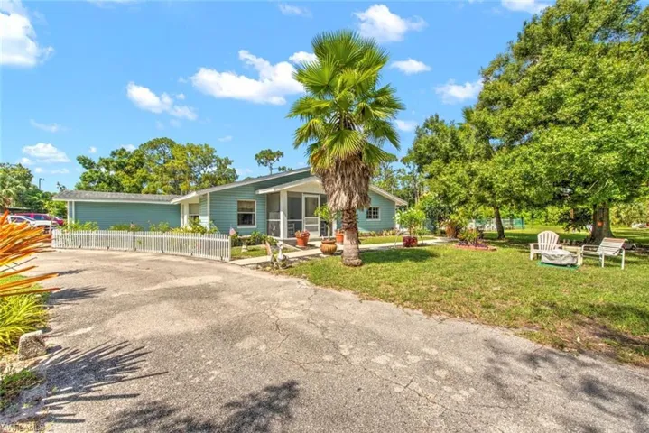 Ranch-style house with a front yard