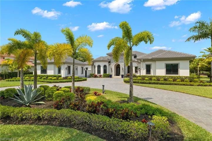 View of front facade with a front lawn