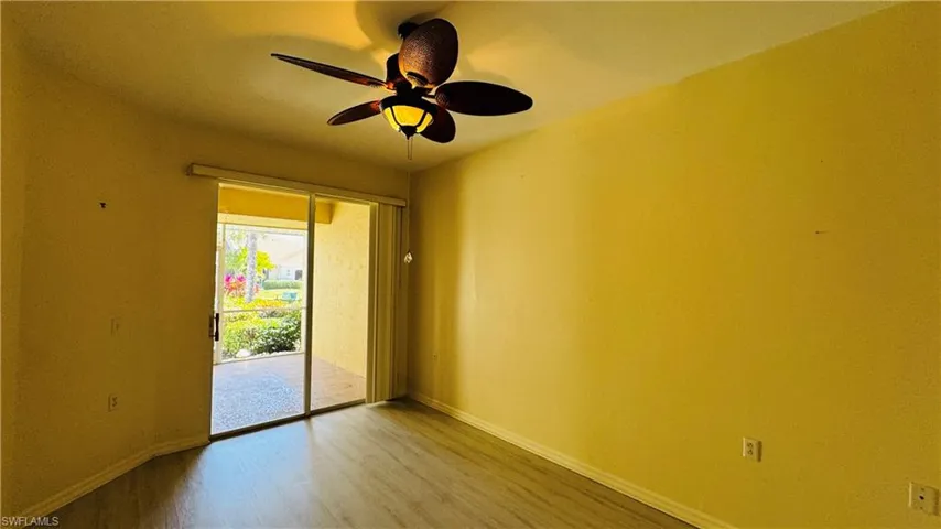 Bright living room with open space, perfect for relaxing or entertaining.
