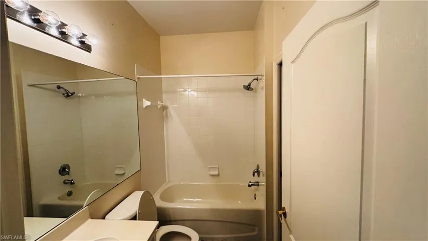 Bright bathroom with a comfortable layout.