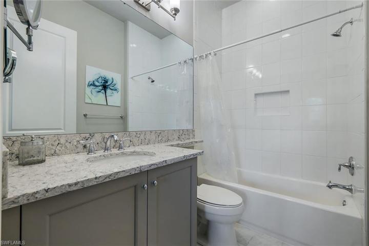 En suite guest bathroom.