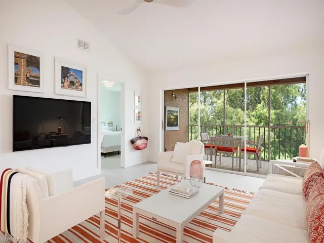 525  Saratoga  CIR, Naples, FL 34104