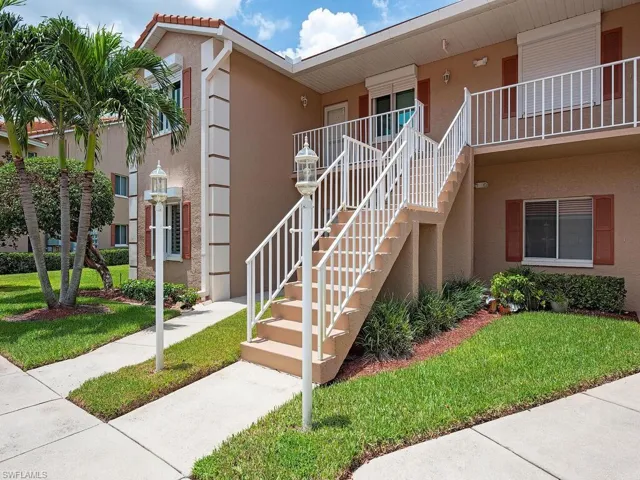 525  Saratoga  CIR, Naples, FL 34104