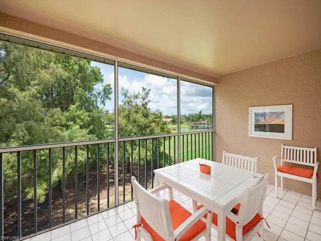 525  Saratoga  CIR, Naples, FL 34104