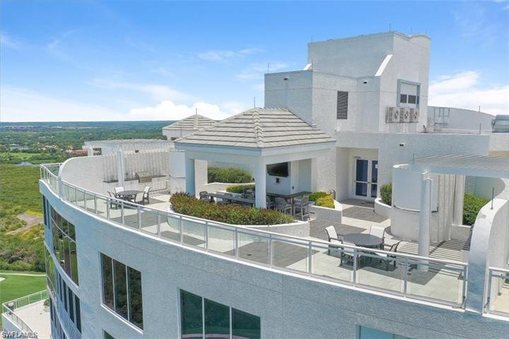 Seaglass offers a large rooftop terrace with two grills, a large screen tv and plenty of space for relaxing.