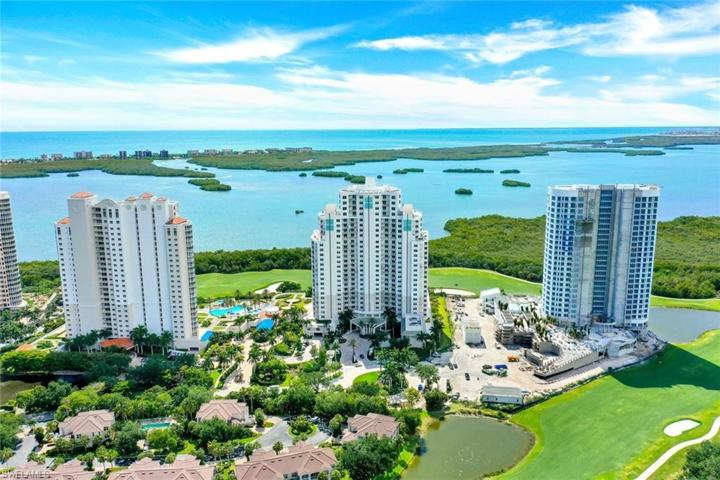 Center stage, Seaglass offers prestigious state-of-the-art amenities. Do not miss the accompanying video to learn more about this fabulous home!