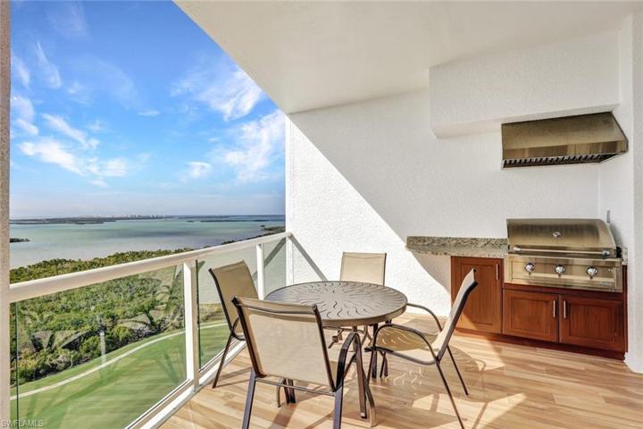 Sunsets, cocktails and morning coffee! A family barbecue? It's all possible right here on your spacious lanai!