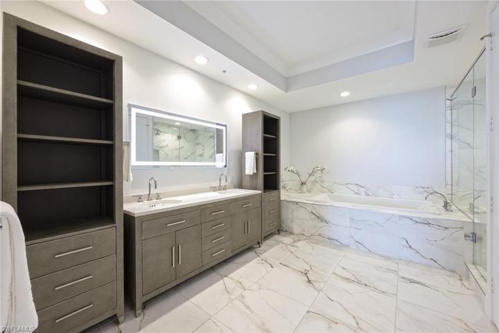 Dual vanities, large open space -- preparing for the day ahead will be a pleasure! Plenty of room for two!