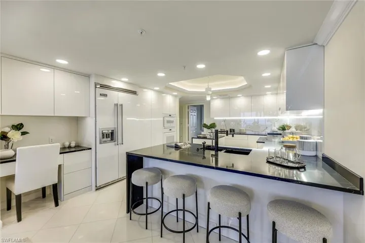 Breakfast/Snack Bar & Built-in Desk