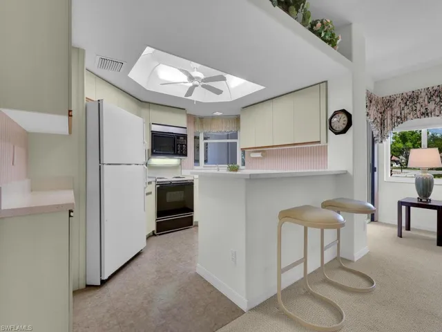 Kitchen w/ Breakfast Bar