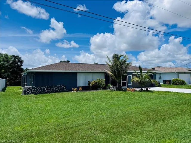 Ranch-style house featuring a front lawn