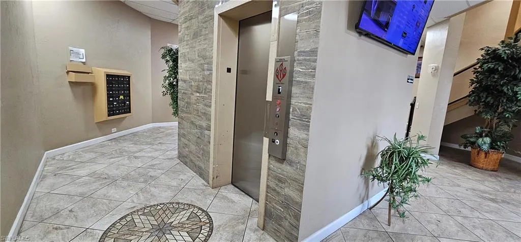 Entrance to property with elevator