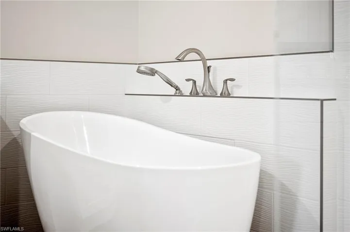 Details with a freestanding bath