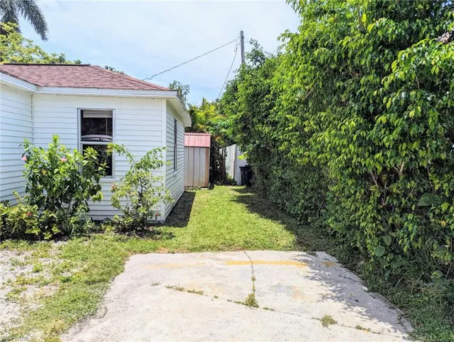 View of yard with a shed